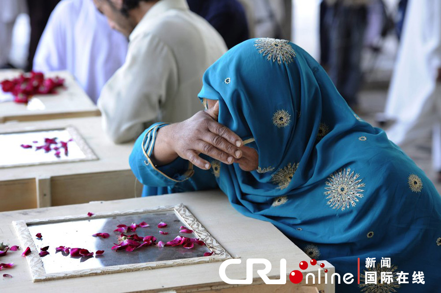 巴基斯坦空難遇難者親屬接收親人遺體