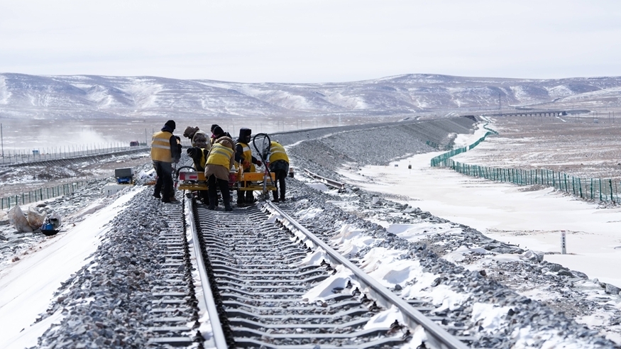 新春走基層丨在昆侖山腹地守護(hù)春運(yùn)路